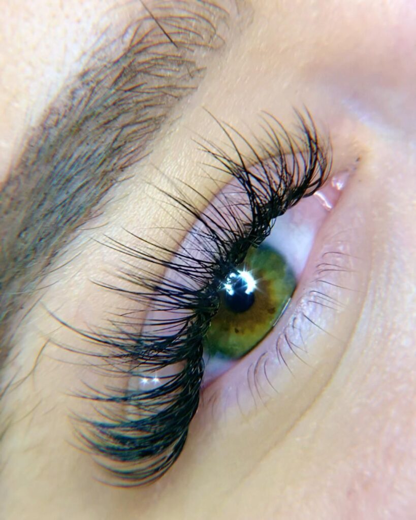 What Are Wispy Hybrid Lashes? A Comprehensive Guide to Stunning Eyes